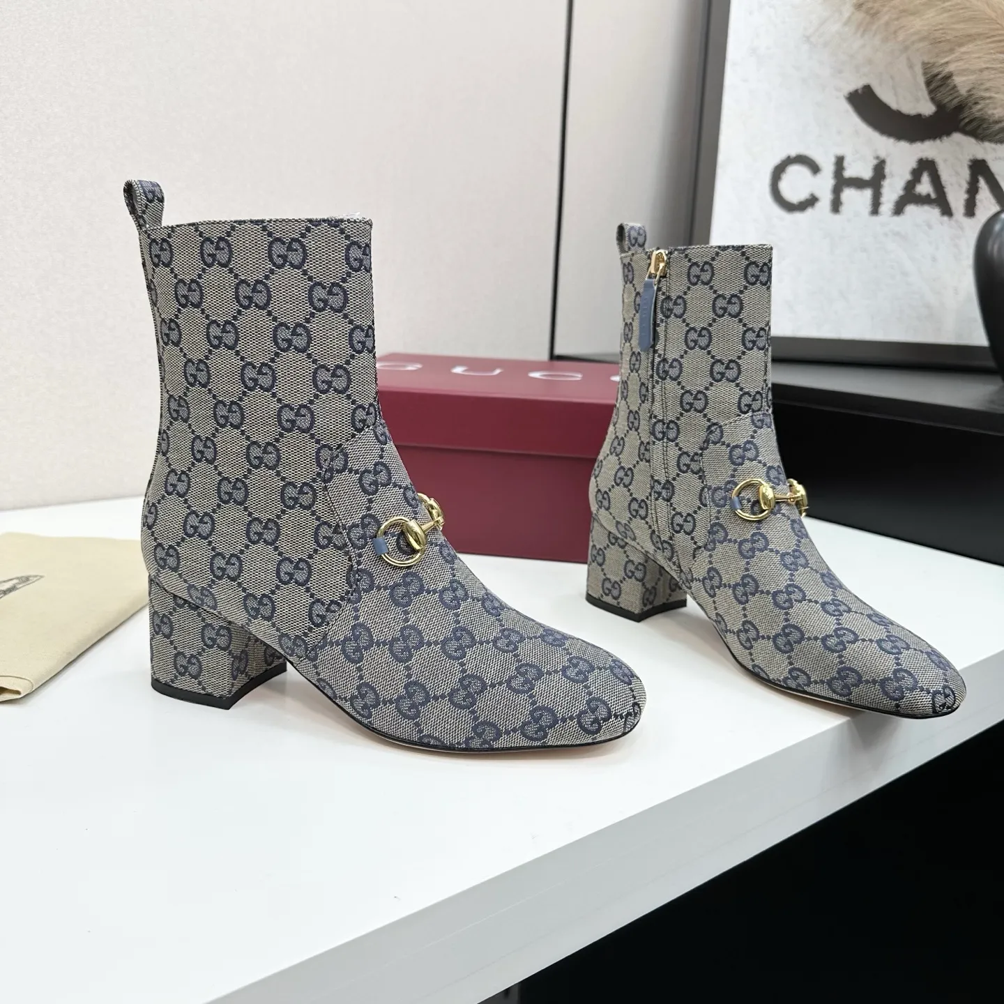 👟👟Ex-factory price 740👟👟 Gucci Gucci 2025G new autumn and winter classic horsebit thick heel short boots. The main series is finally available, and the products are worth looking forward to! Original classics create new designs ✨ Purchasing agent level! Full of high-end feel! A favorite among bloggers at home and abroad, it is retro and fashionable, easy to wear and looks great on your feet! Mainly recommended by the official website, new colors are constantly updated 🆕 ▪️Upper: original calfskin/cloth ▪️Inner lining: imported sheepskin ▪️Outsole: Italian leather outsole ▪️Heel height: 3.5cm ▪️Shoe size: 35-39 (40.41.42 can be customized)